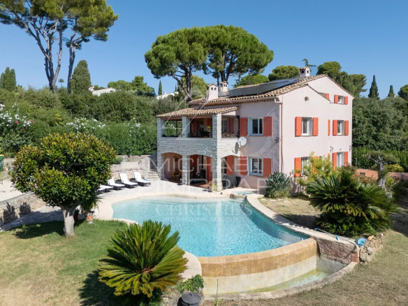 ANTIBES – SAINT-MAYMES – CALME ET VOLUMES GENEREUX