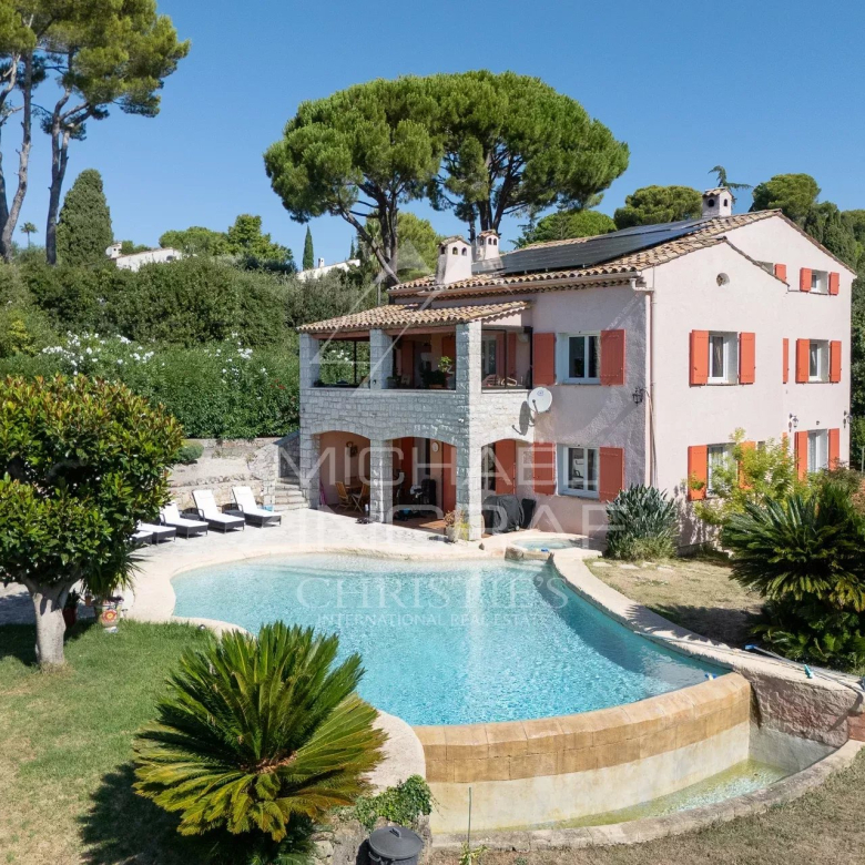 ANTIBES – SAINT-MAYMES – CALME ET VOLUMES GENEREUX