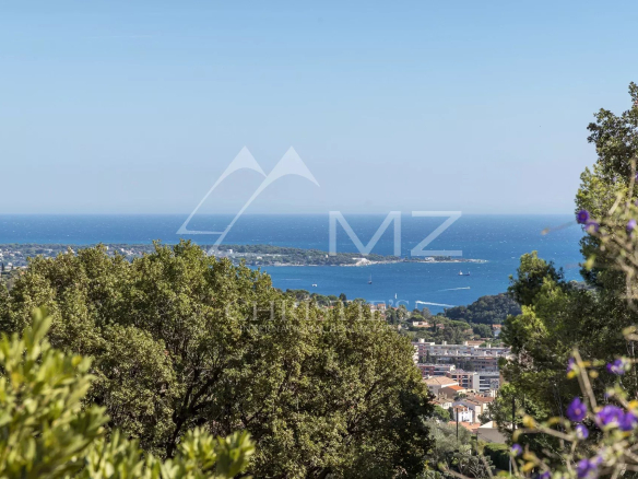 Renovated villa – near Cannes – Dominant position