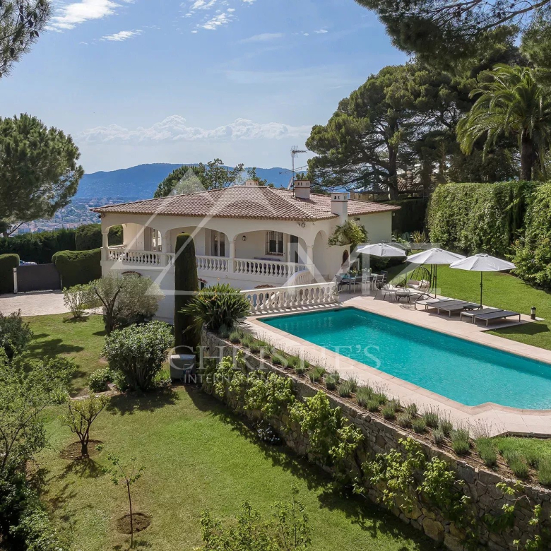 Villa rénovée – proche Cannes – Position dominante