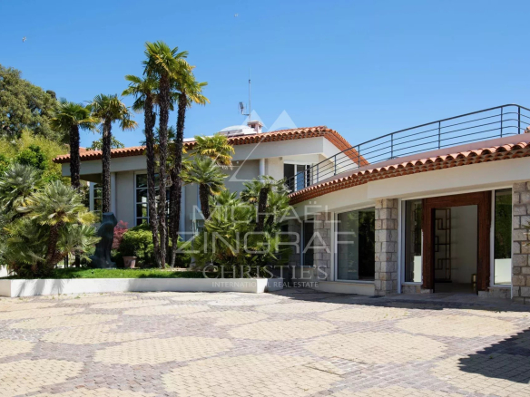 Cannes – Croix-des-Gardes – Architect-designed villa with panoramic sea views