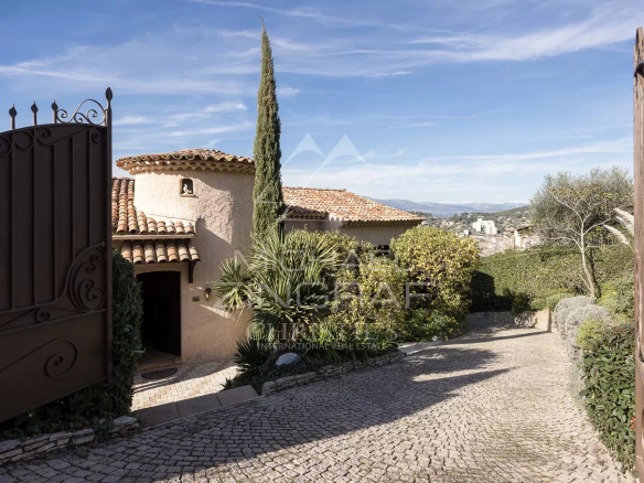 Near Cannes – Super Cannes – Provençal villa