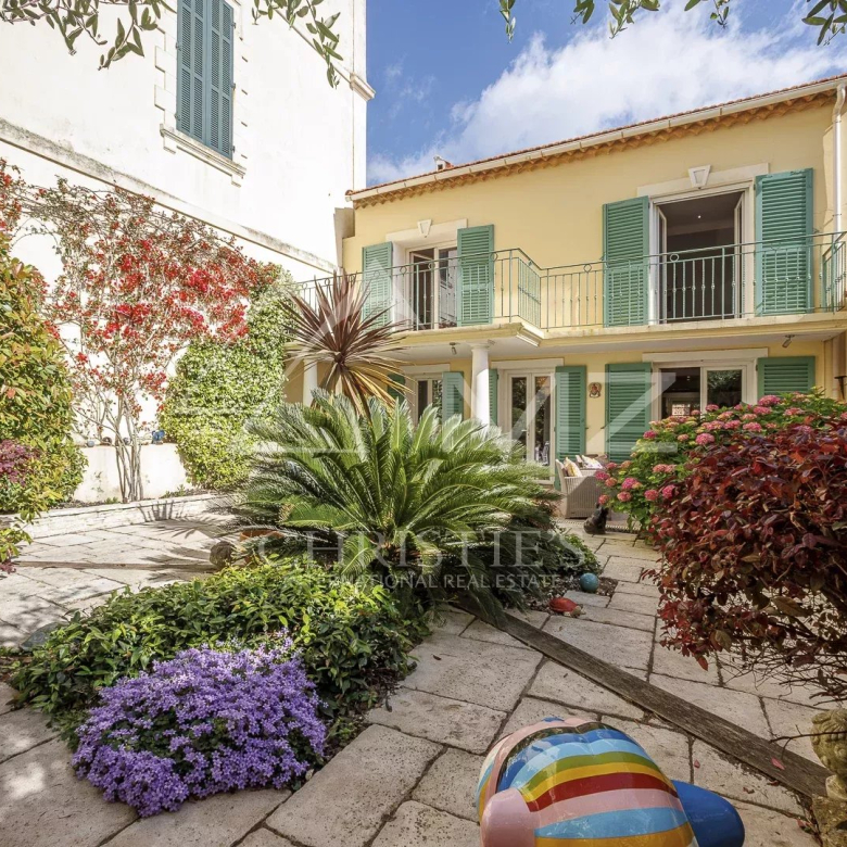 Villa de Prestige avec Studios Indépendants et Vue d’Exception