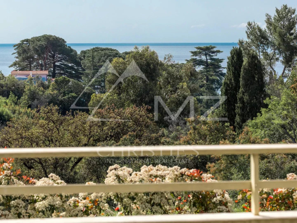 Appartement lumineux avec grande terrasse et vue mer – Cannes, Croix-des-Gardes