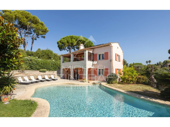 ANTIBES – SAINT-MAYMES – CALME ET VOLUMES GENEREUX