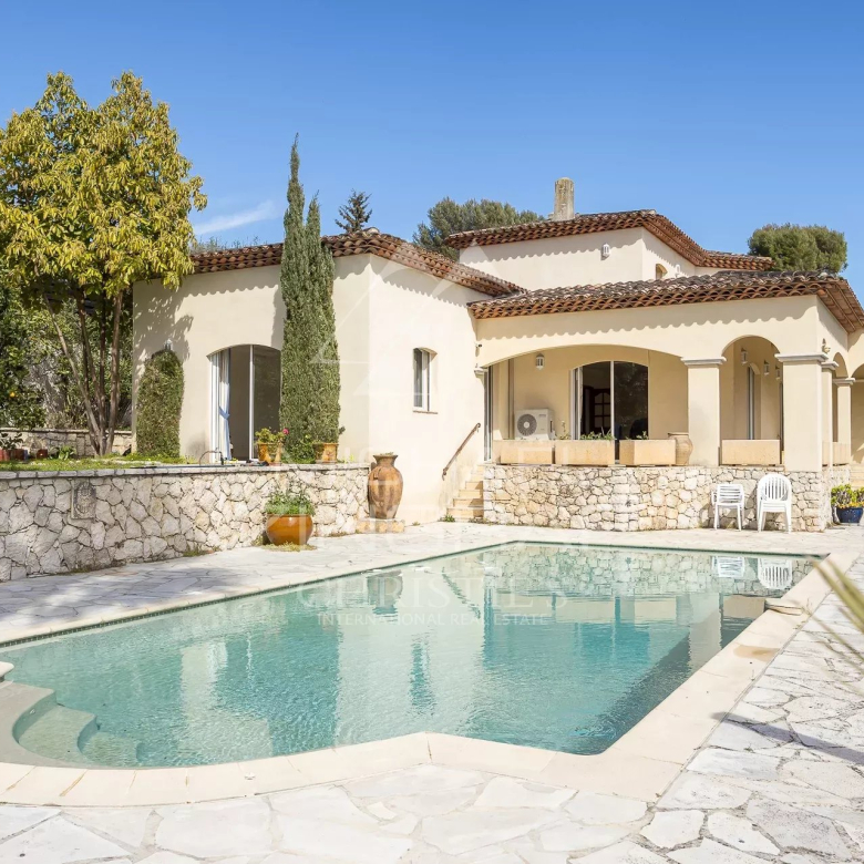 ANTIBES – SAINT-MAYMES – CALM AND GENEROUS ROOMS