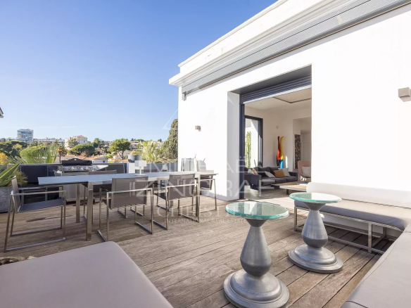 PROCHE CENTRE CANNES – MAISON DE VILLE  BELLE ÉPOQUE RÉNOVÉE