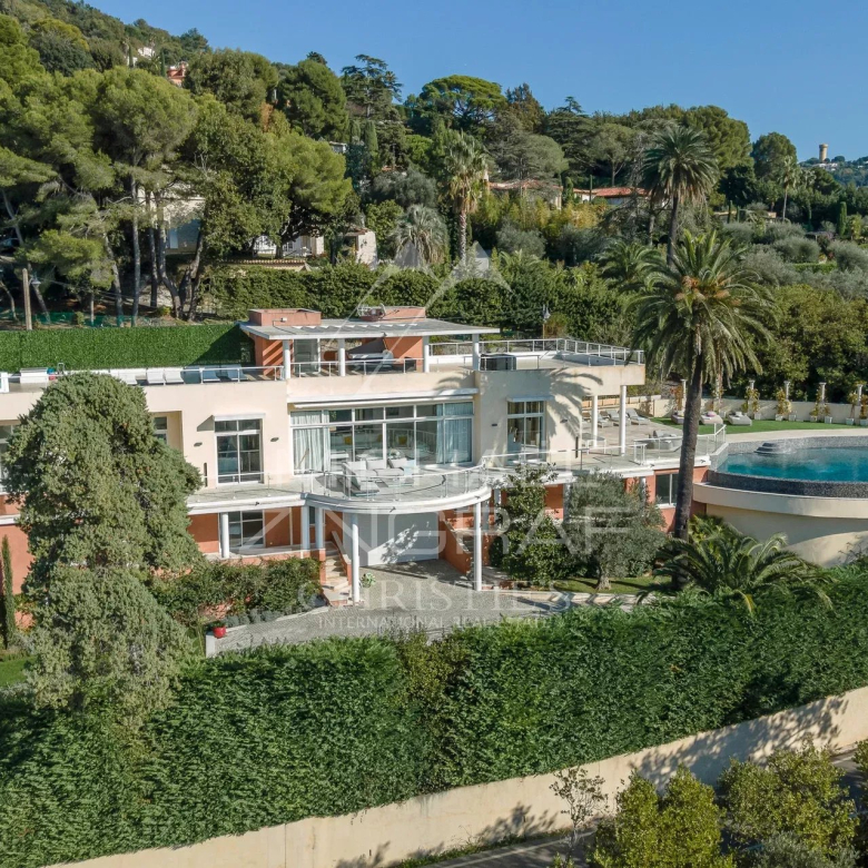 LA GARDE-FREINET : propriété viticole avec maison