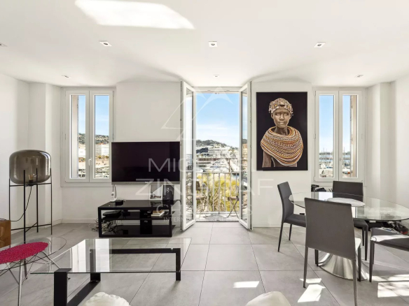 Cannes Old Port – 2-bedroom apartment with windows on both sides – Sea view
