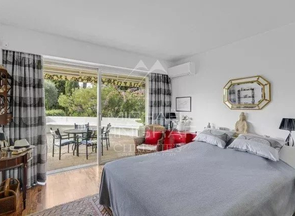 Chambre d'un appartement à Cannes avec accès à une terrasse et un jardin.
