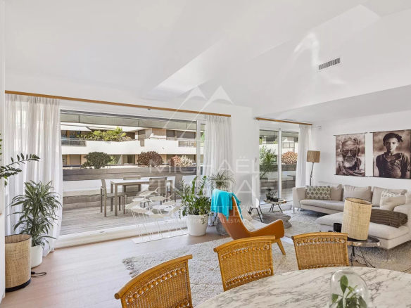 Intérieur d'un penthouse à Cannes avec terrasse de 40 m², salon lumineux et mobilier moderne.