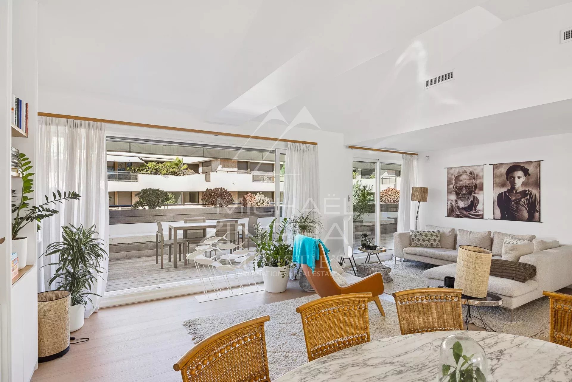 Intérieur d'un penthouse à Cannes avec terrasse de 40 m², salon lumineux et mobilier moderne.