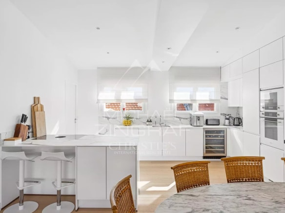 Cuisine moderne avec bar et table à manger dans un appartement à Cannes.