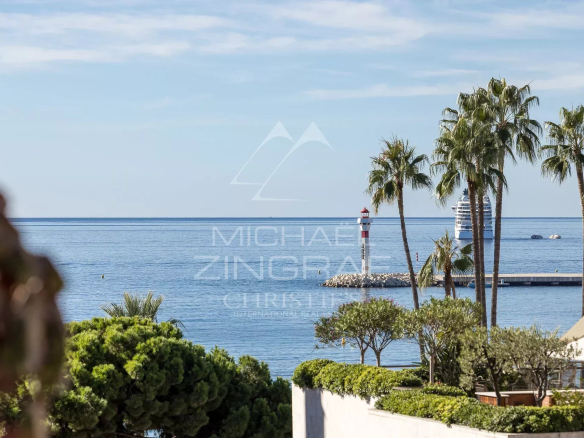 Vue sur la mer et les palmiers depuis un penthouse à Cannes.