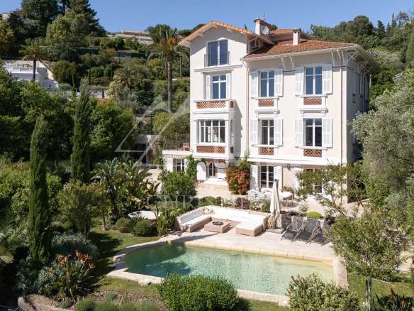 Renovated villa with swimming pool and garden in Le Cannet, panoramic views of the sea and the Esterel mountains.