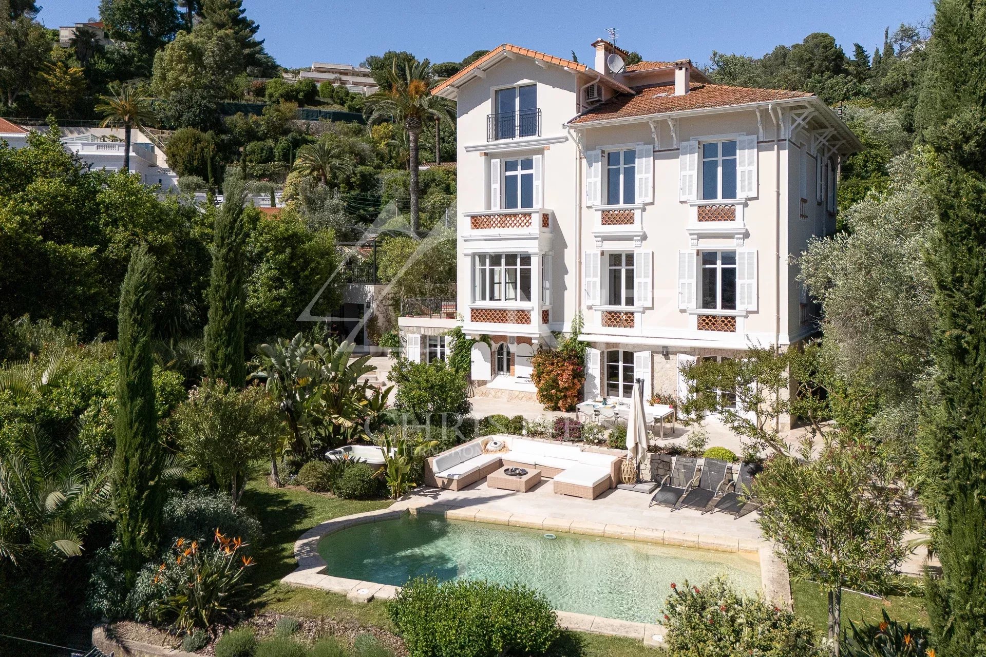 Renovated villa with swimming pool and garden in Le Cannet, panoramic views of the sea and the Esterel mountains.