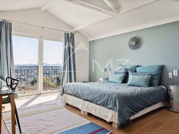 Room in a renovated villa with panoramic views of the sea and the Esterel mountains, Le Cannet.