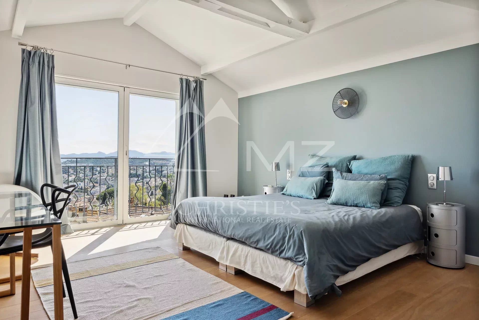 Room in a renovated villa with panoramic views of the sea and the Esterel mountains, Le Cannet.