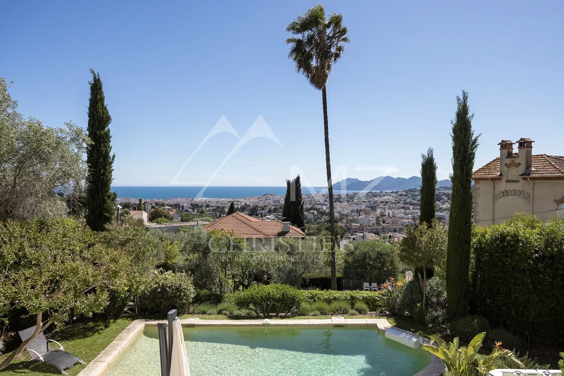Panoramic view of the sea and the Esterel mountains from a villa in Le Cannet, with swimming pool and garden.