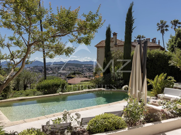 Panoramic view of the sea and the Esterel mountains from a villa with a swimming pool in Le Cannet.