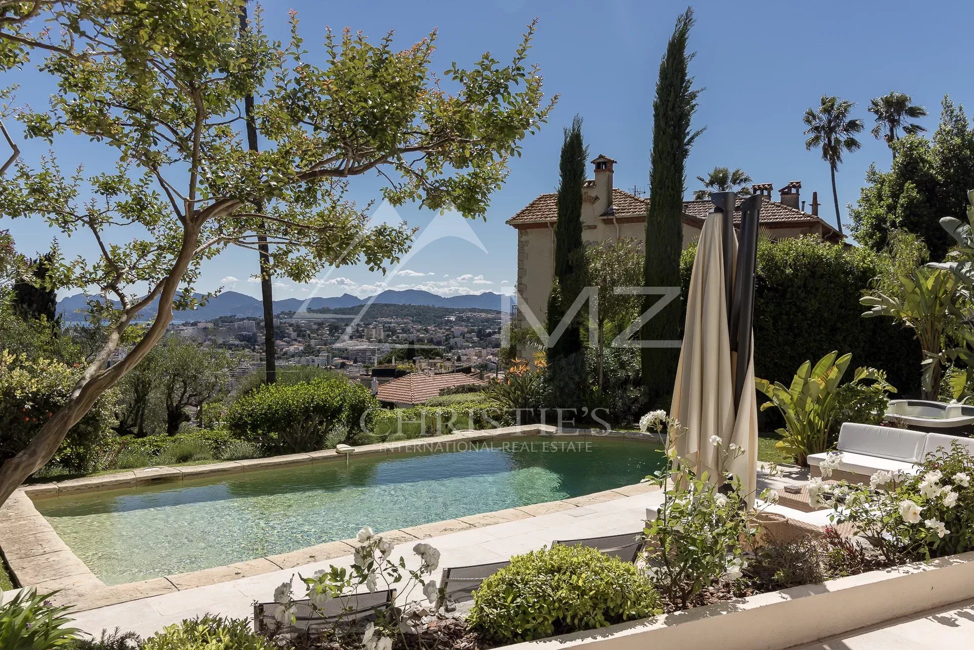 Panoramic view of the sea and the Esterel mountains from a villa with a swimming pool in Le Cannet.