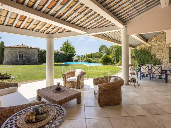 Terrace of a property with views of the sea and the Esterel massif in Cannes.