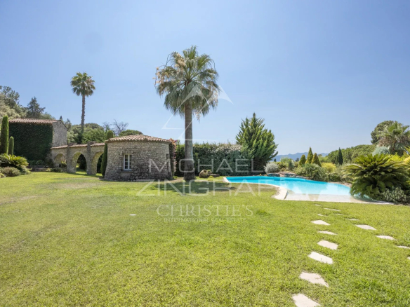 Property with swimming pool and green garden in Cannes, overlooking the sea and the Esterel mountains.