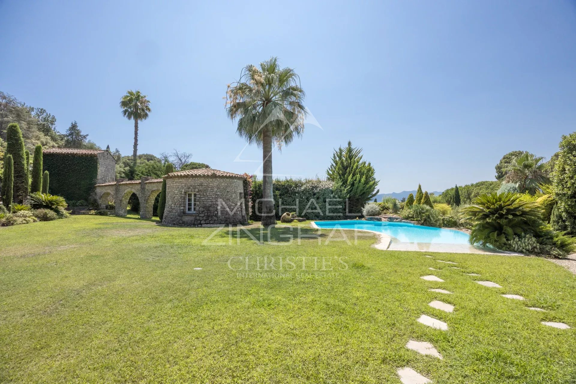 Property with swimming pool and green garden in Cannes, overlooking the sea and the Esterel mountains.