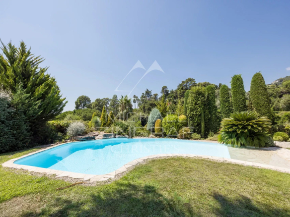 Unobstructed view of the sea and the Esterel mountains from a property with a swimming pool in Cannes.