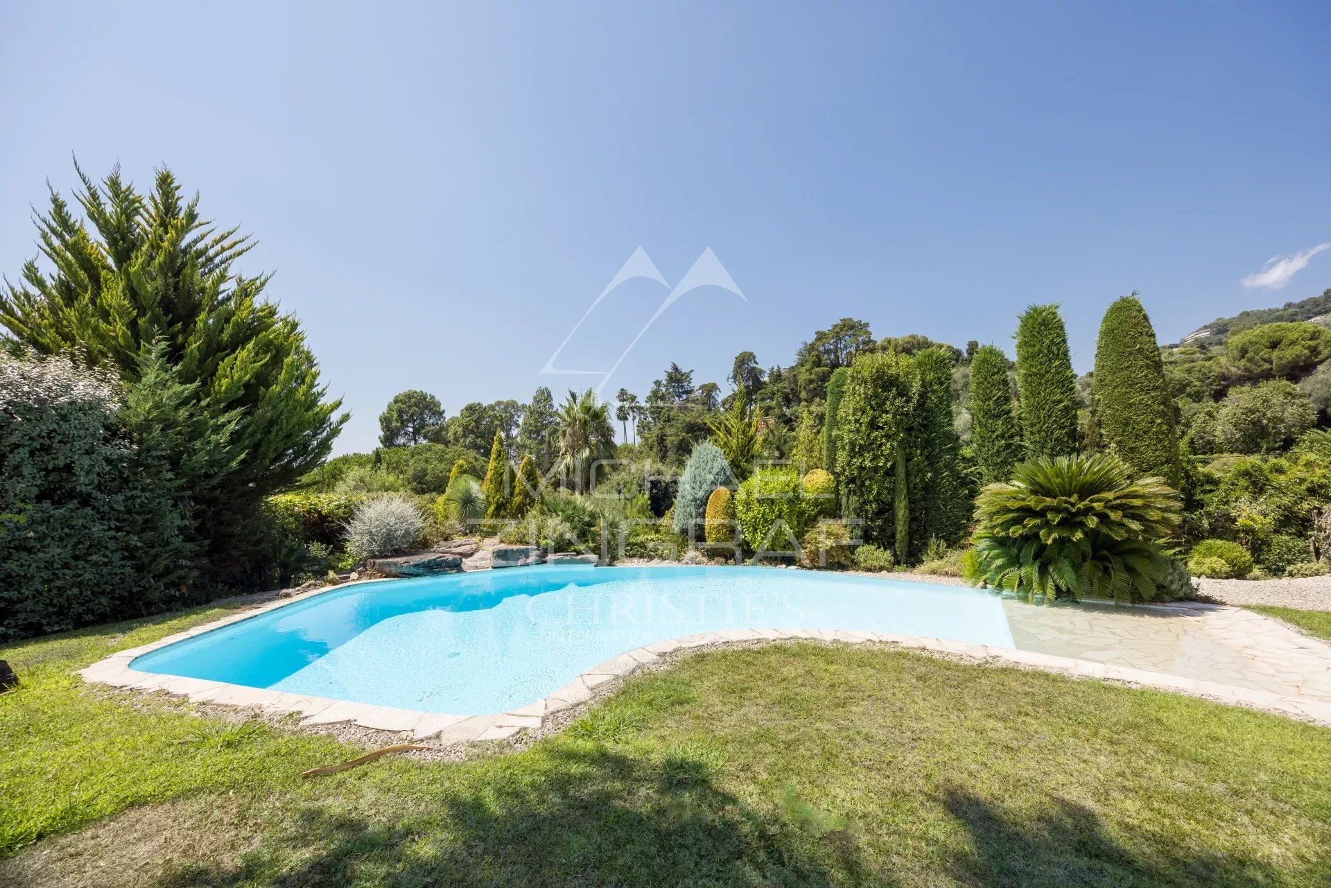 Unobstructed view of the sea and the Esterel mountains from a property with a swimming pool in Cannes.