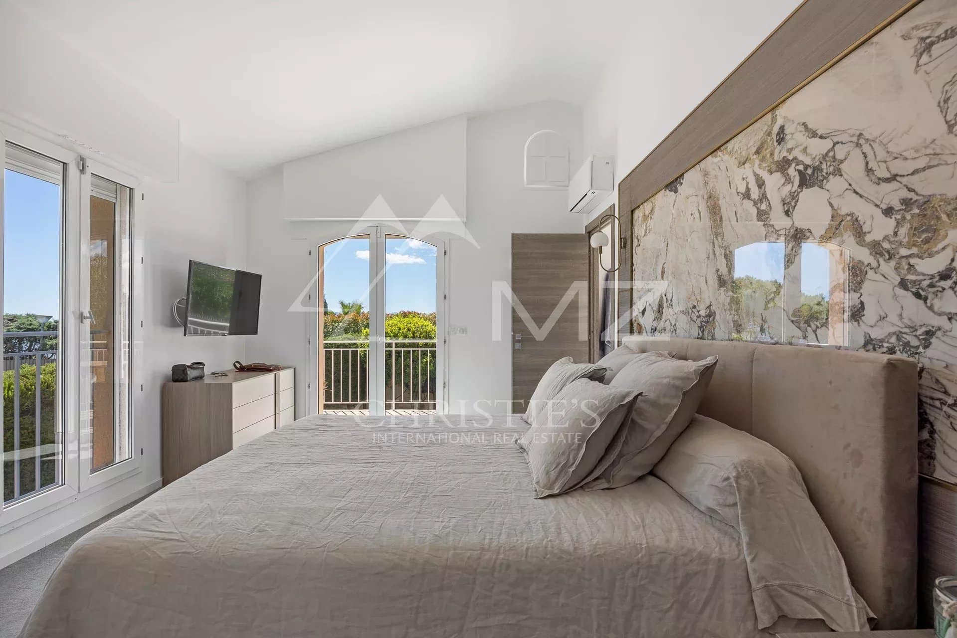 Room in a renovated house with sea and garden views in Vallauris.
