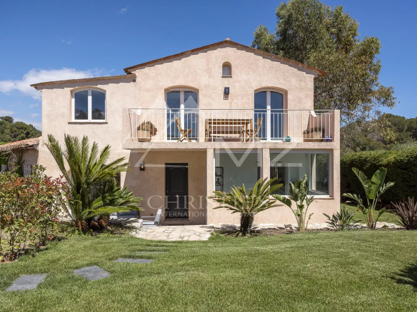 Renovated family home with garden and panoramic sea views in Vallauris.