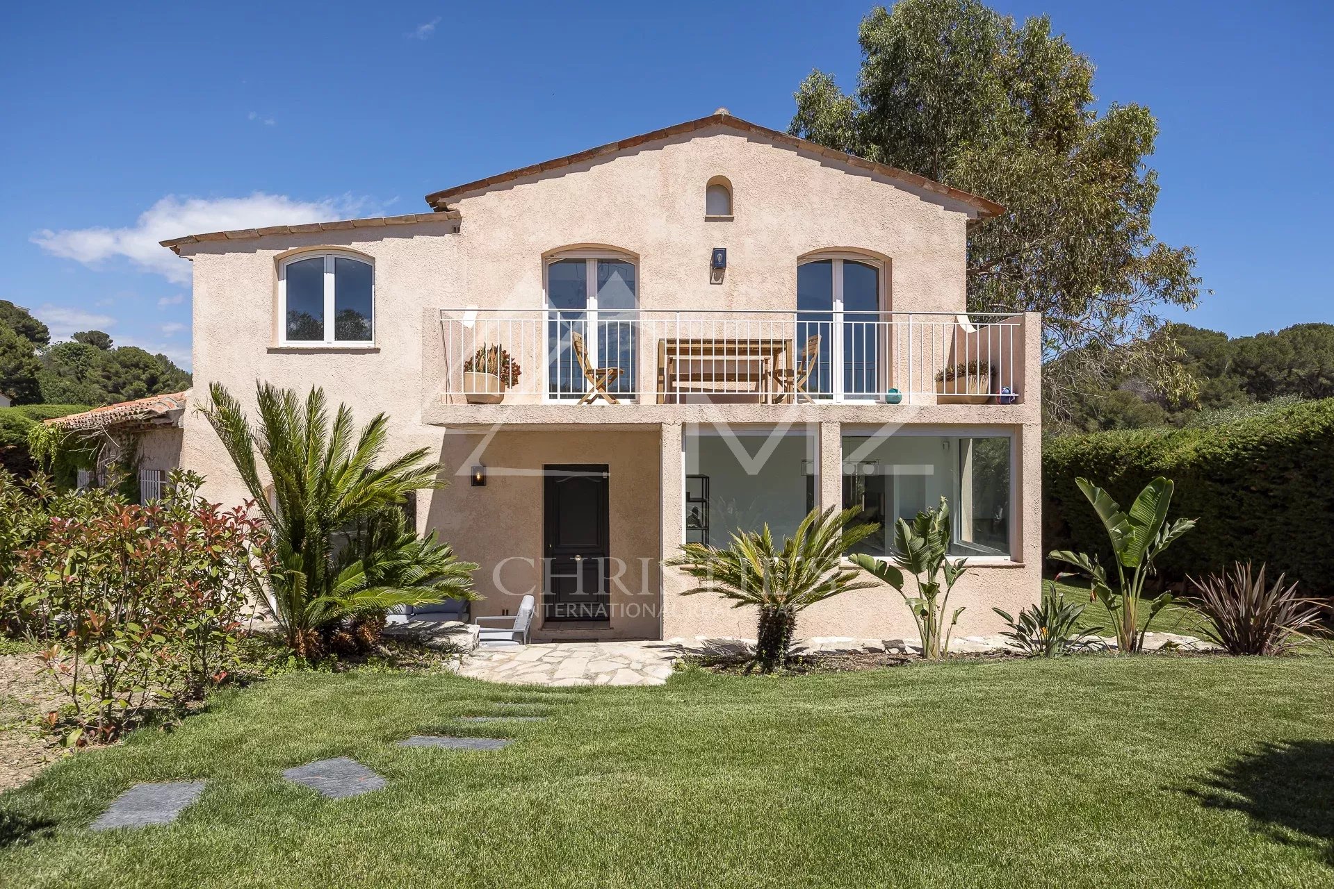 Renovated family home with garden and panoramic sea views in Vallauris.