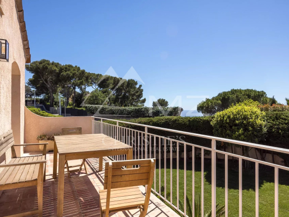 Wooden terrace with garden and sea views, family home in the hills above Cannes.