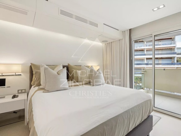 Room in a modern apartment with a double bed and access to a balcony.