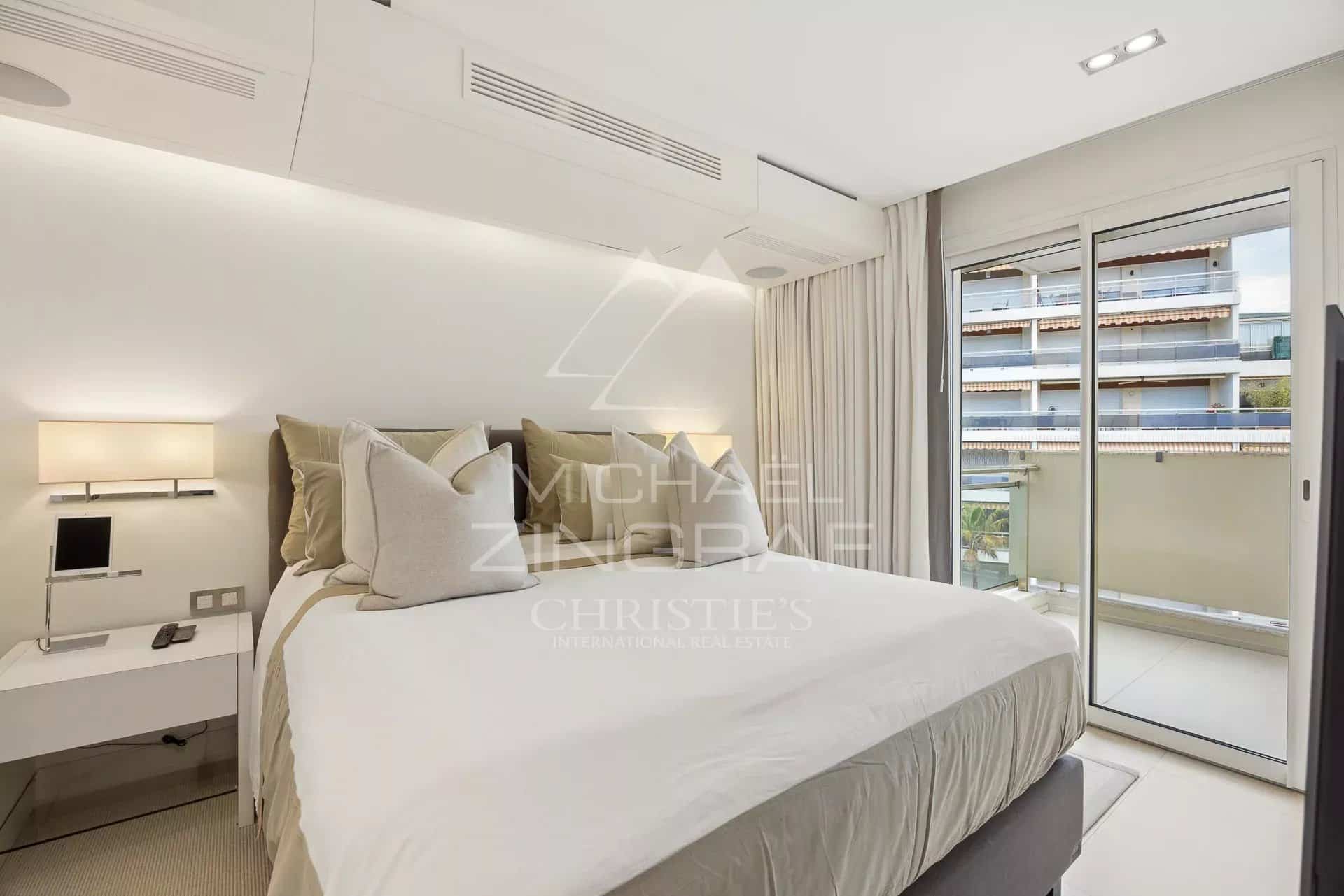 Apartment room in Cannes Room in a modern apartment with a double bed and access to a balcony.
