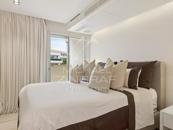 Room in a modern apartment with a double bed and elegant decor in Cannes.