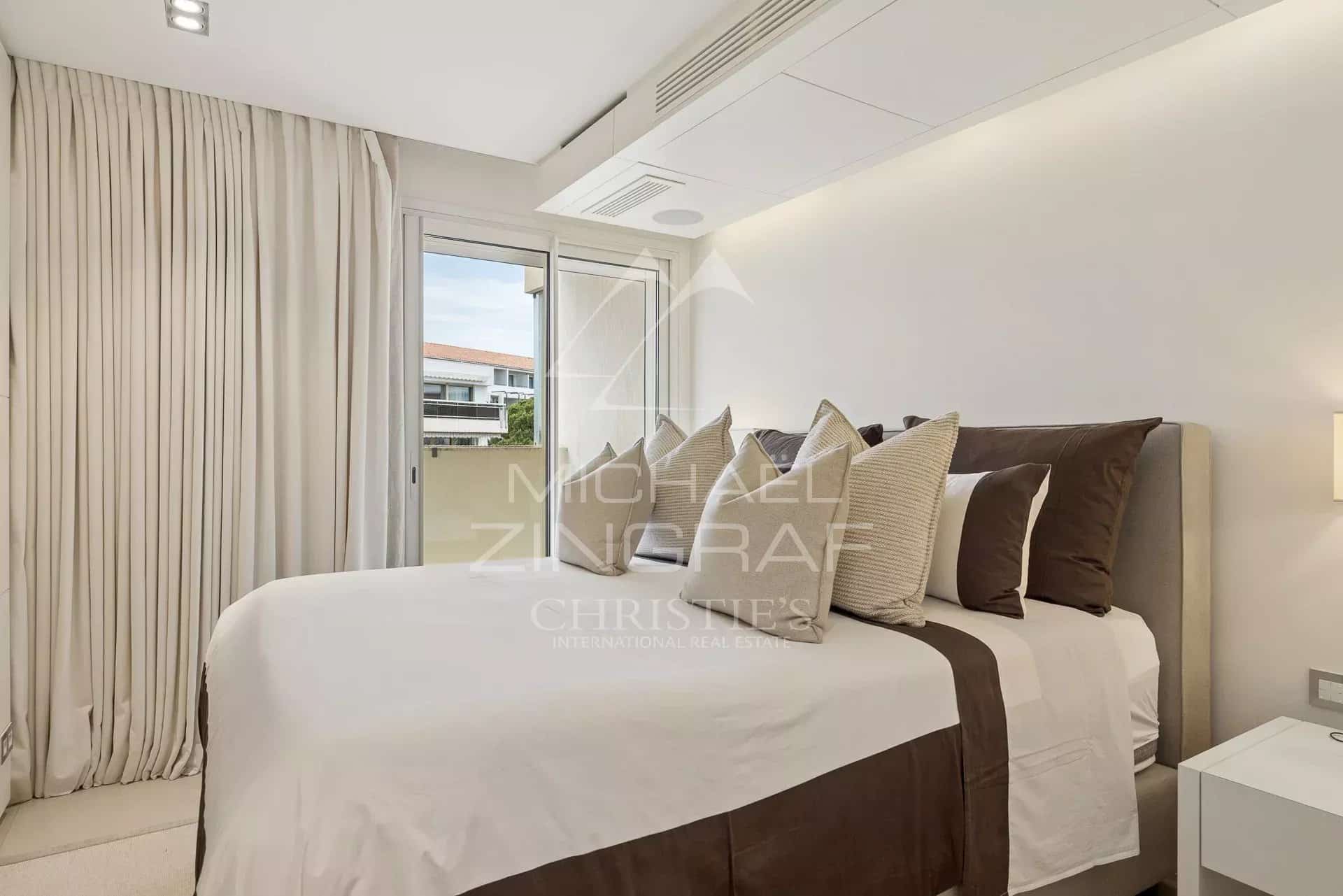 Apartment room in Cannes Room in a modern apartment with a double bed and elegant decor in Cannes.