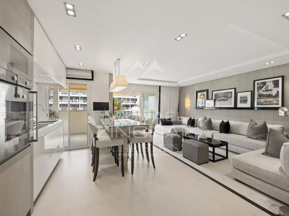 Intérieur d'un appartement moderne avec salon, salle à manger et cuisine ouverte à Cannes.