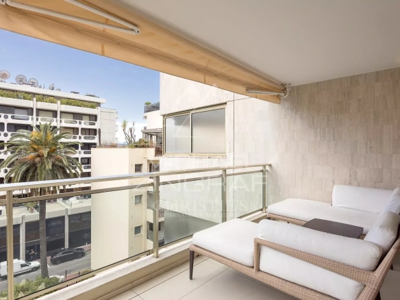 Balcony of an apartment in Cannes with a view of the street and the sky.