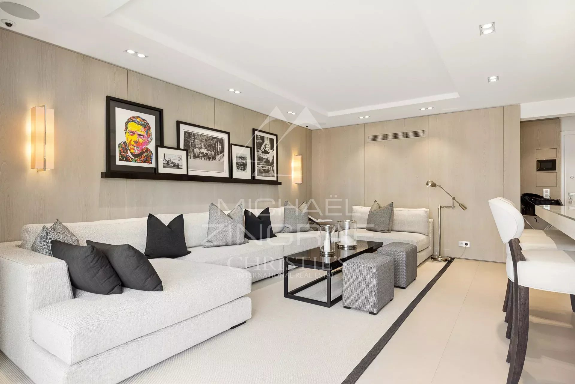 Living room of an apartment in Cannes Modern living room of an apartment in Cannes, with light-colored sofas and artwork on the walls.