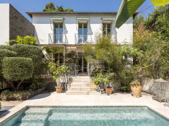 Maison élégante avec piscine et jardin à Cannes, secteur Basse Californie.