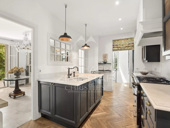 Cuisine moderne avec îlot central dans une maison à Cannes, Basse Californie.