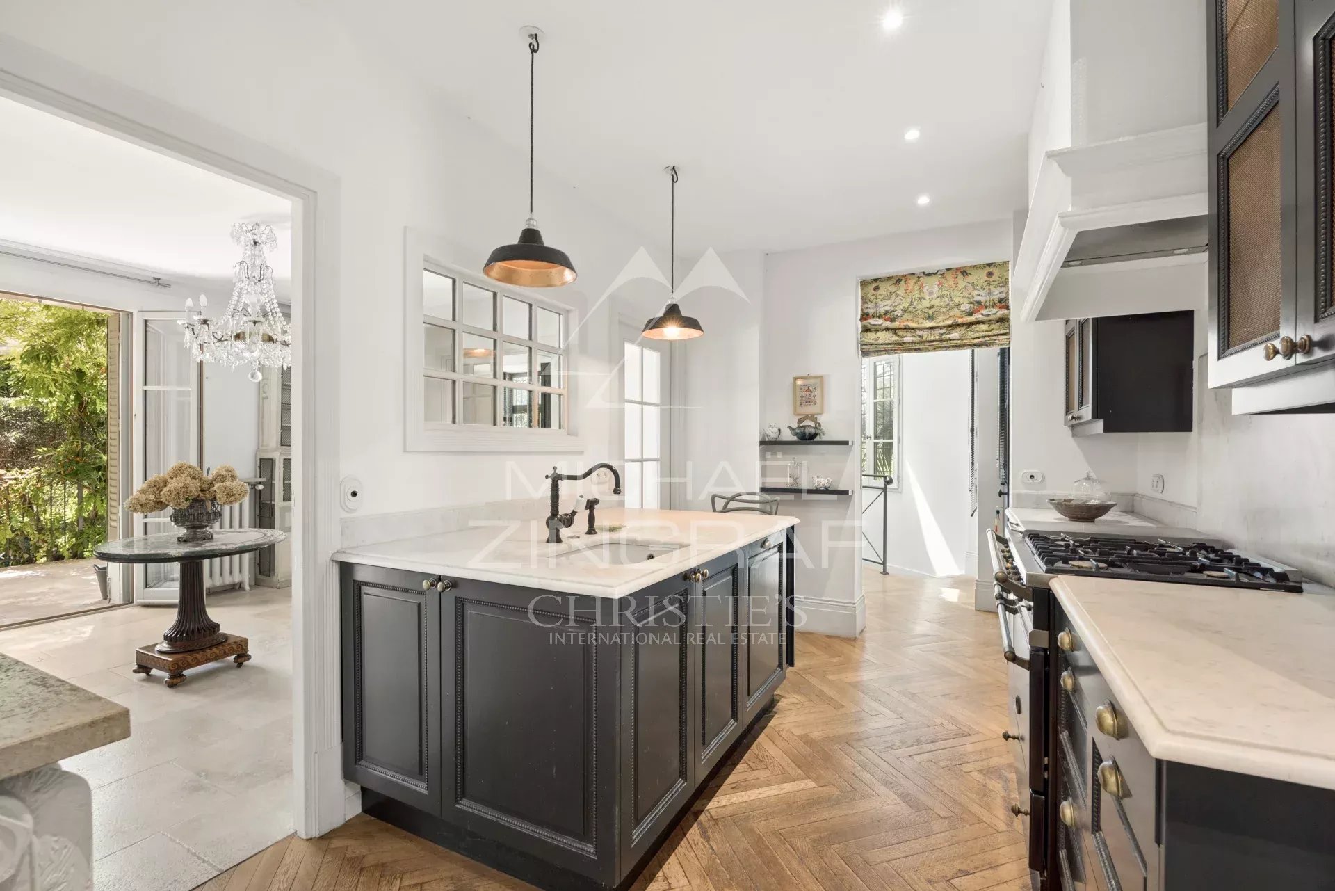 Cuisine moderne avec îlot central dans une maison à Cannes, Basse Californie.