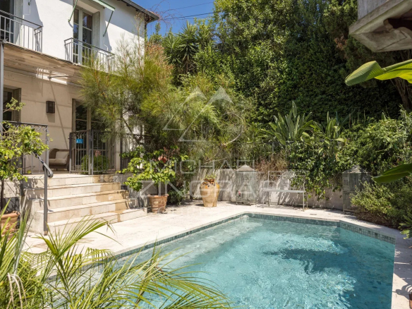 Maison élégante avec piscine et jardin à Cannes, secteur Basse Californie.
