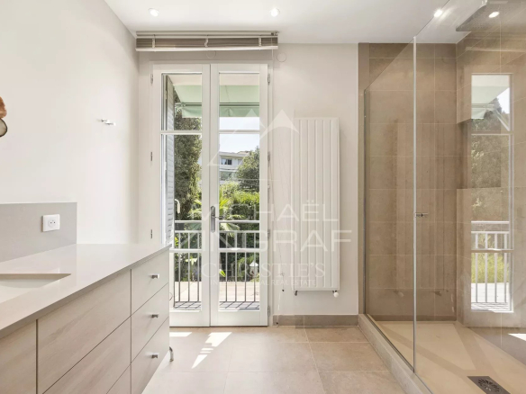 Salle de bain lumineuse avec douche et vue sur le jardin, maison à Cannes Basse Californie.
