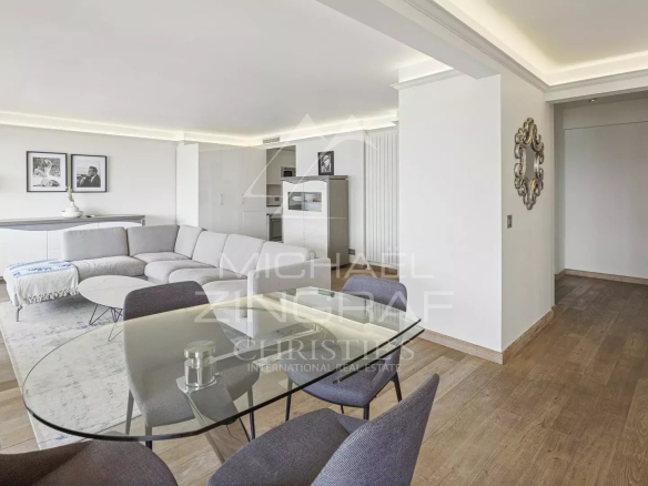 Intérieur d'un appartement moderne avec salon, salle à manger et terrasse à Cannes.