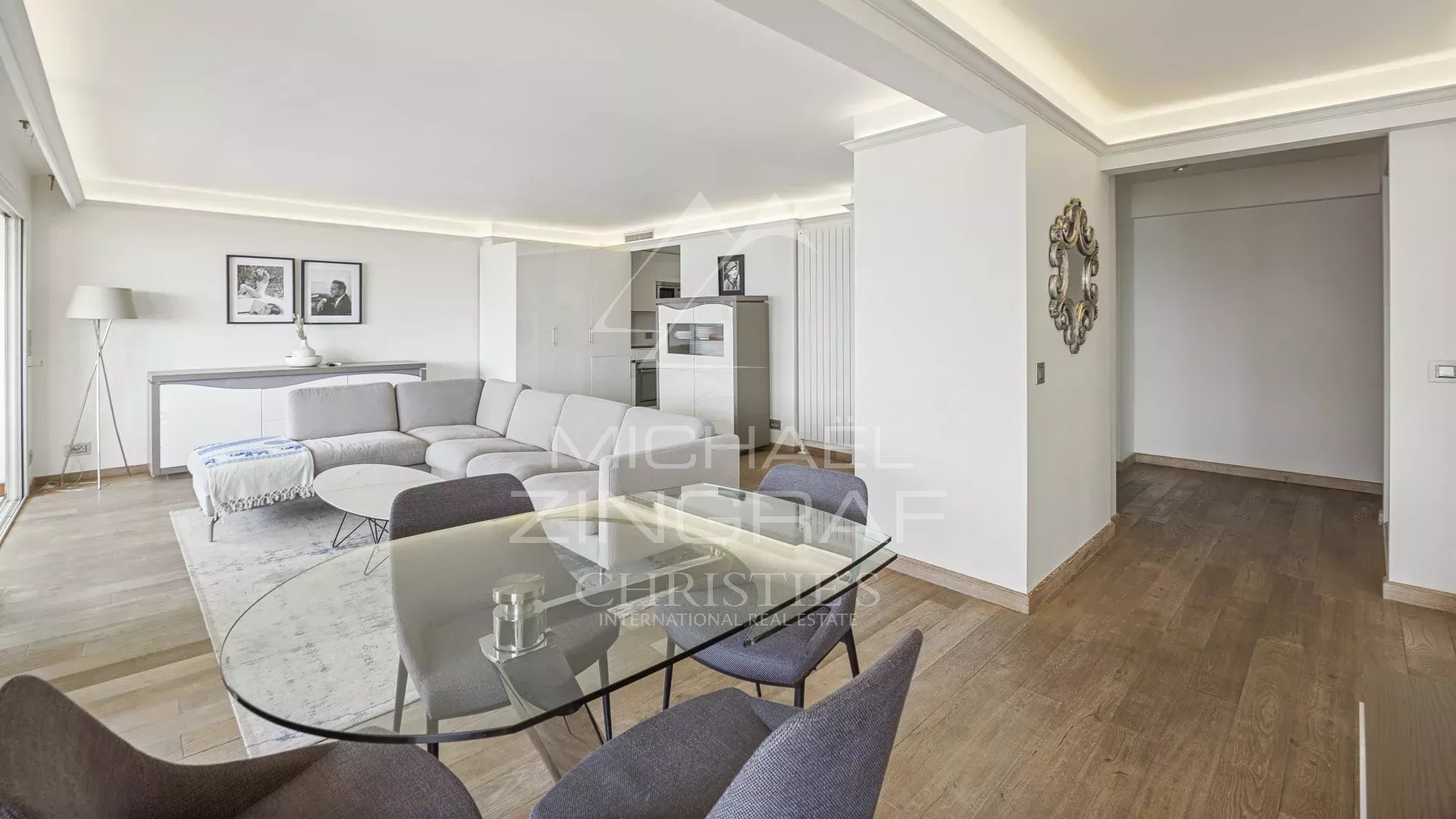 Appartement moderne à Cannes Intérieur d'un appartement moderne avec salon, salle à manger et terrasse à Cannes.