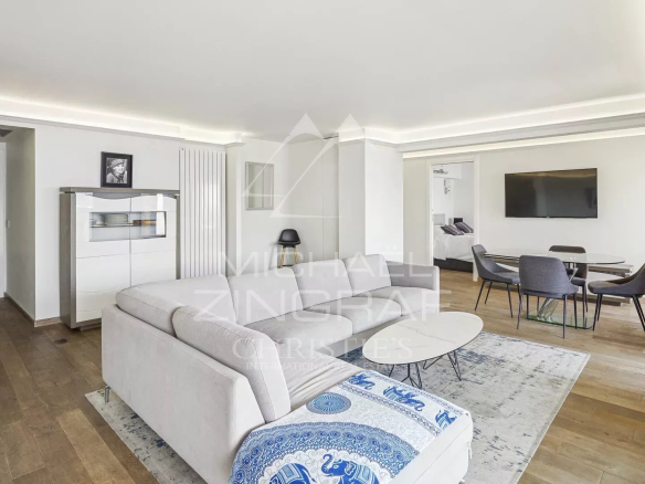 Intérieur d'un appartement 4 pièces moderne avec salon, salle à manger et accès à une terrasse.