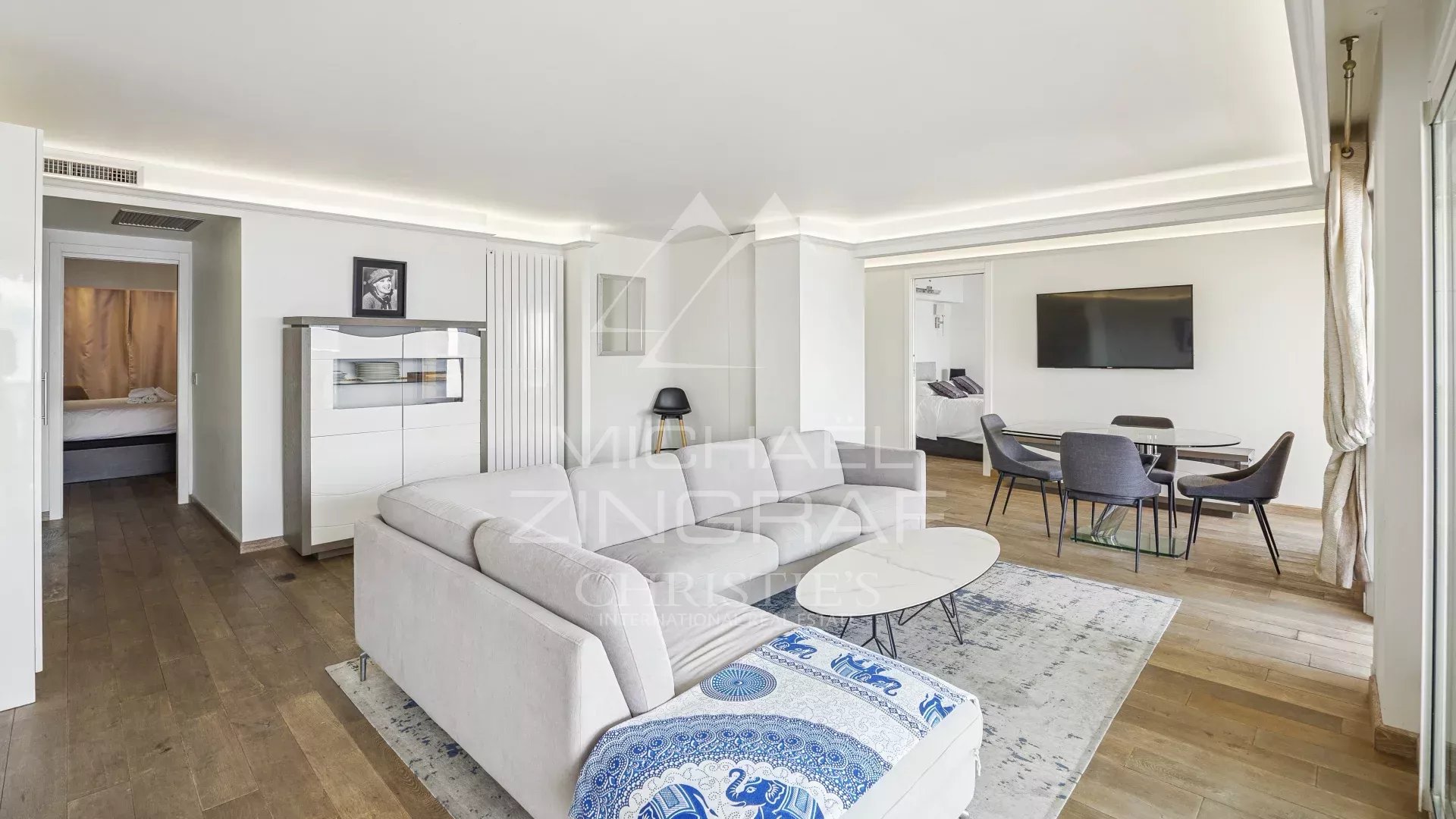 Appartement 4 pièces à Cannes Intérieur d'un appartement 4 pièces moderne avec salon, salle à manger et accès à une terrasse.